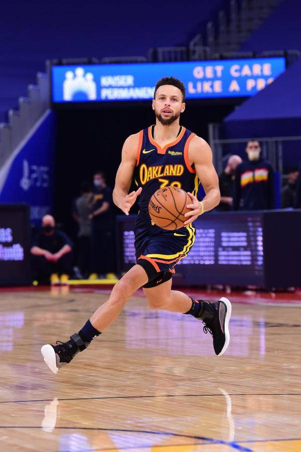 凯尔特人惊险脱困，逆转战胜勇士